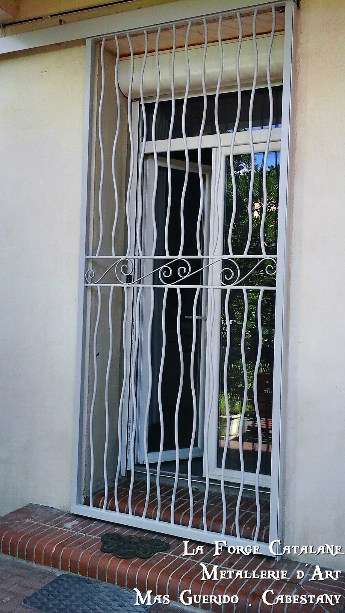 grille articulee 1 vantail effet tordu frise volute centrale fer Forge Catalane Cabestany 2.jpg